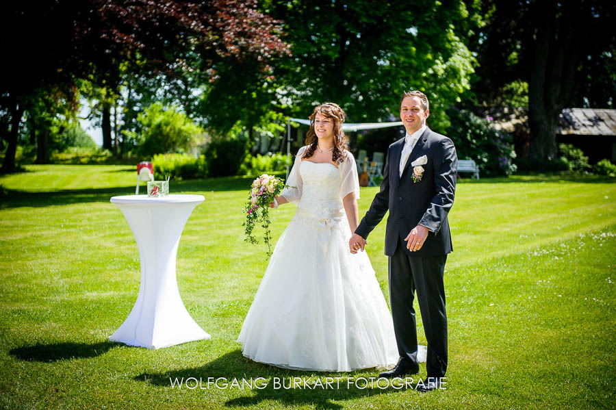 Hochzeitsfotografie Moosinning, Brautpaar im Garten