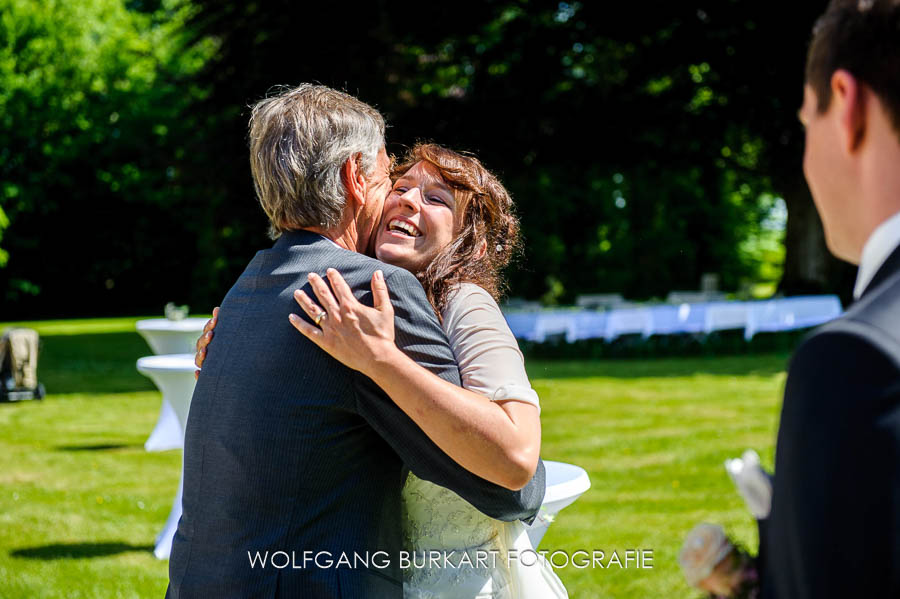 Hochzeitsfotografie Oberbayern, Braut nimmt Glückwünsche entgegen