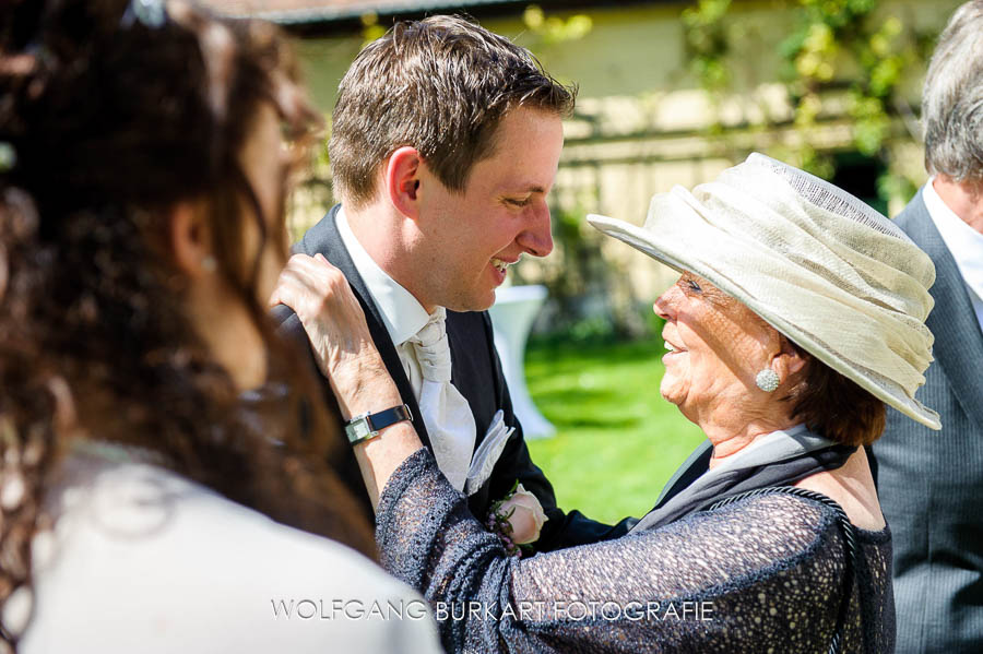 Hochzeitsfotografie München, Bräutigam nimmt Glückwünsche entgegen