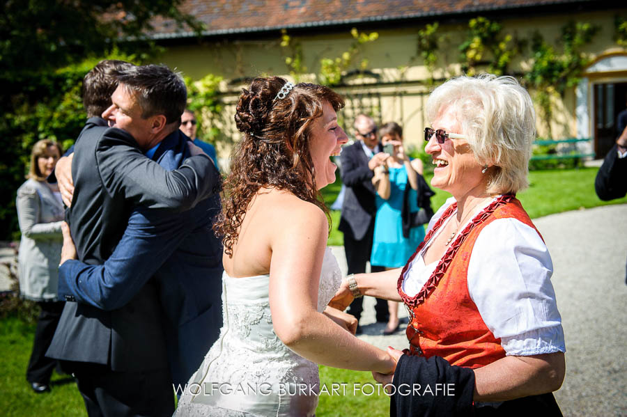 Hochzeitsfotografie Erding, Braut nimmt Glückwünsche entgegen