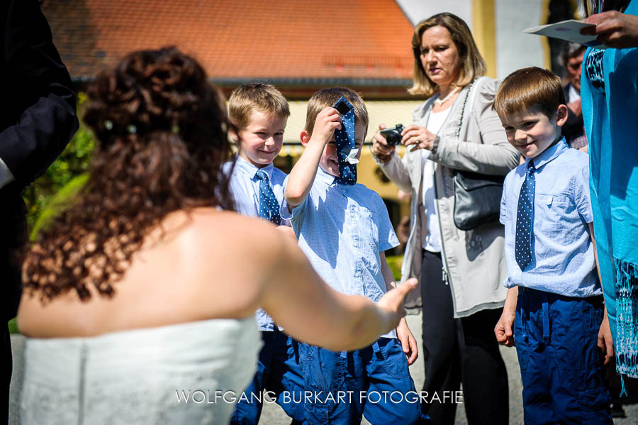 Hochzeitsfotografie München, Braut nimmt Glückwünsche entgegen