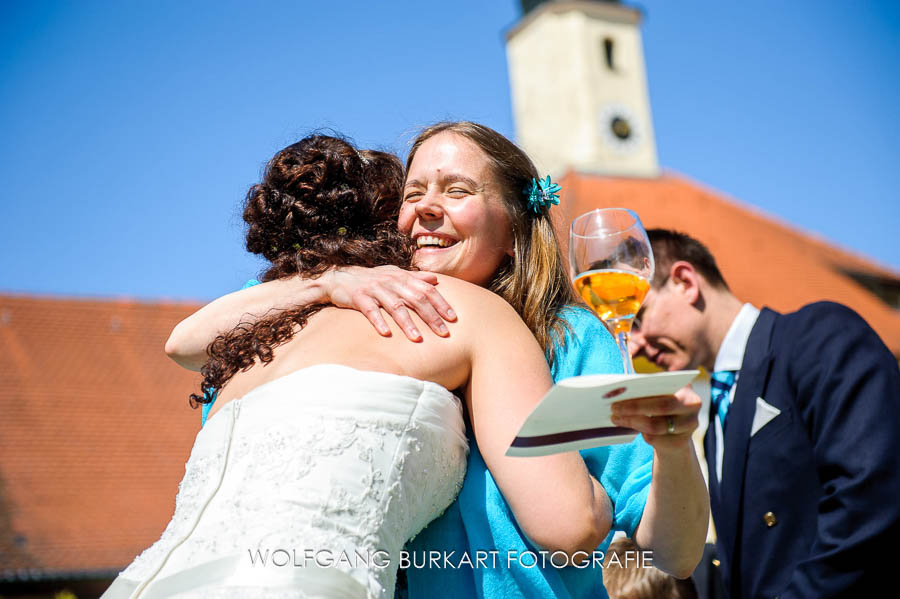 Hochzeitsfotos München, Brautpaar nimmt Glückwünsche entgegen