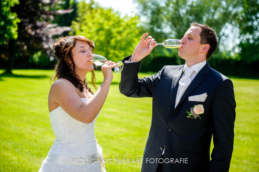 Hochzeitsfotos München, Brautpaar trinkt Sekt