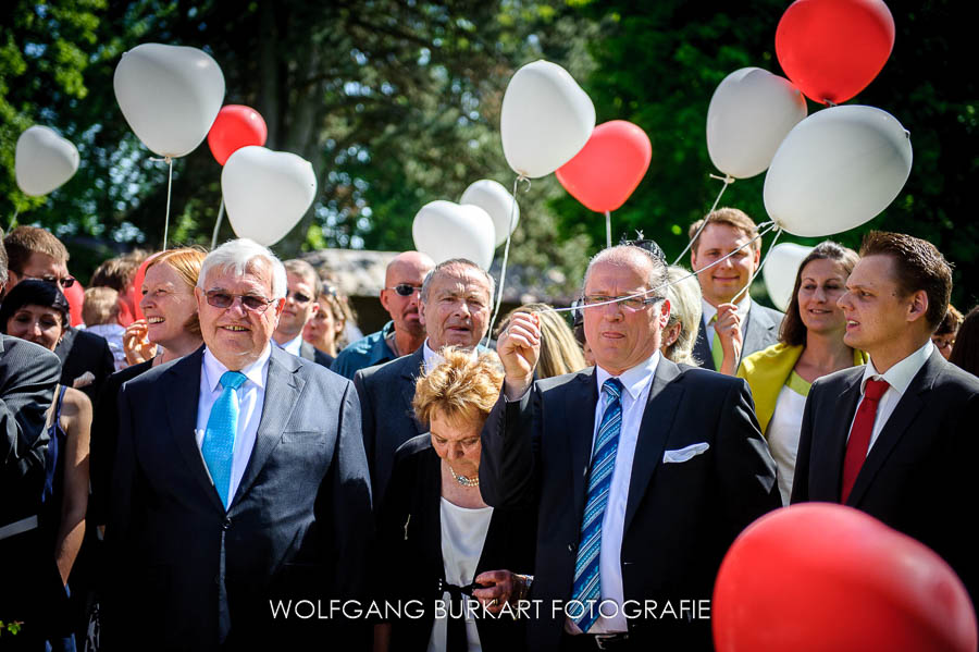 Hochzeits-Foto-Reportage Erding, Hochzeits-Gäste mit Luftballons