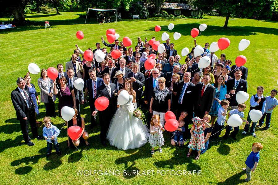 Hochzeits-Foto-Reportage Erding, Gruppenbild mit Luftballons