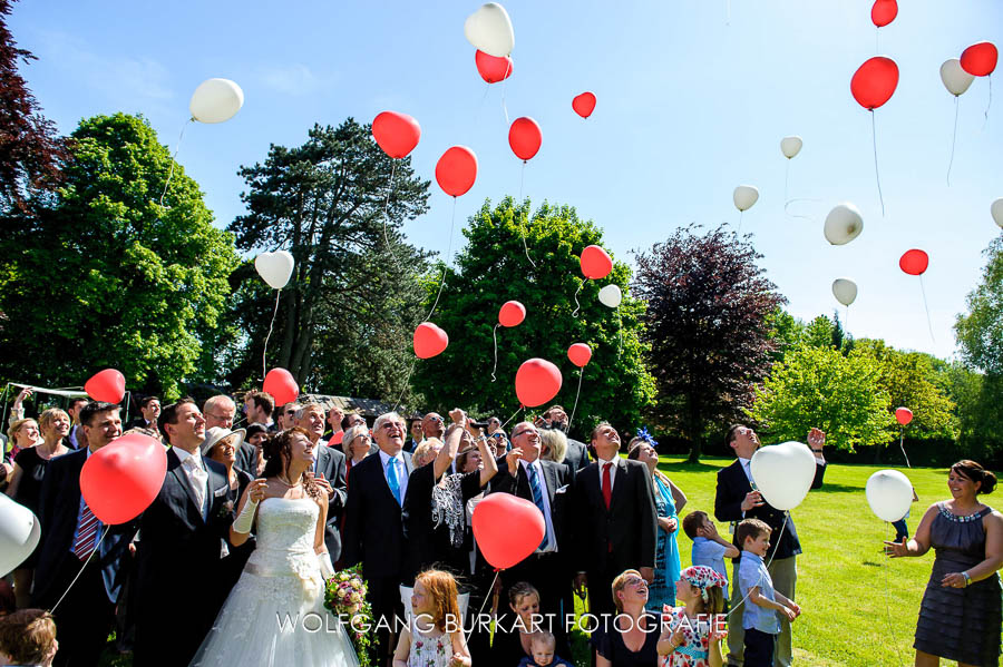 Hochzeits-Foto-Reportage Erding, Herzchen-Luftballons steigen