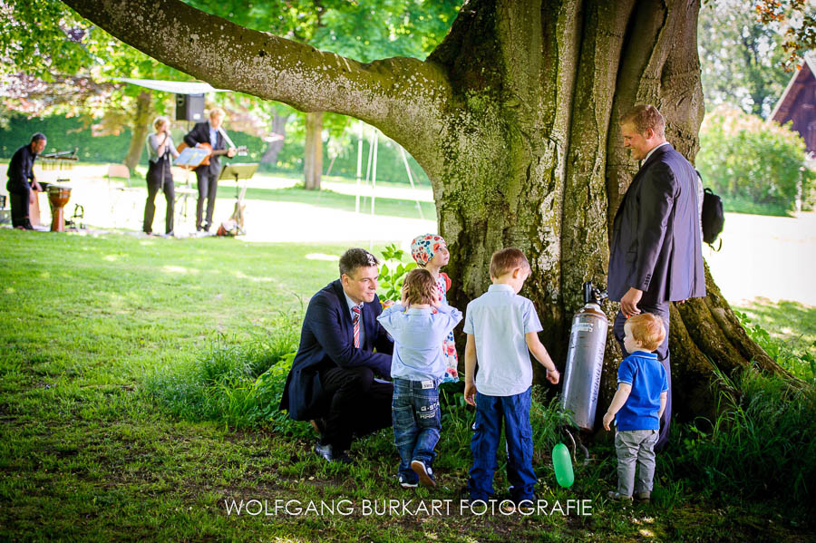 Hochzeitsfotograf München, Vorbereiten der Luftballons bei Hochzeit in Erding