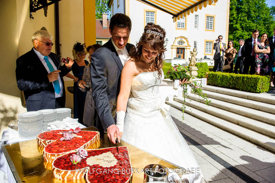 Hochzeitsreportage Erding, Brautpaar beim Anschneiden der Hochzeitstorte