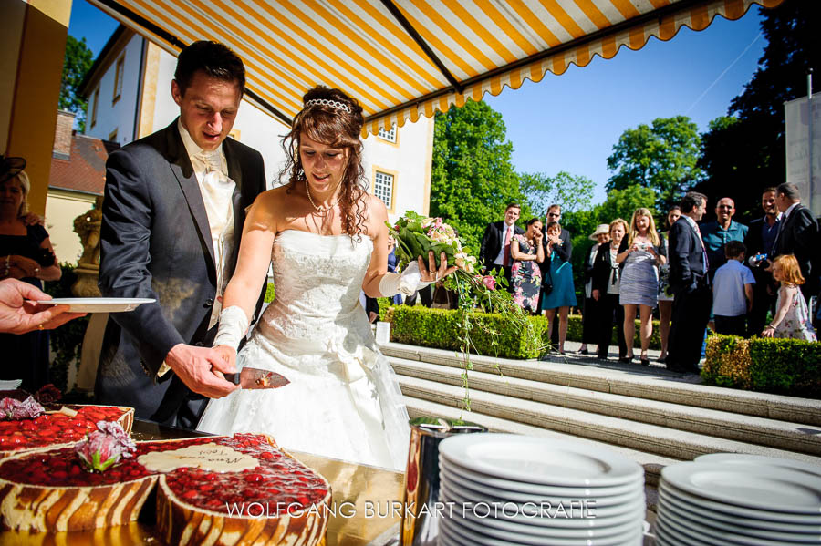 Hochzeitsreportage Erding, Brautpaar mit Messer beim Anschneiden der Hochzeitstorte