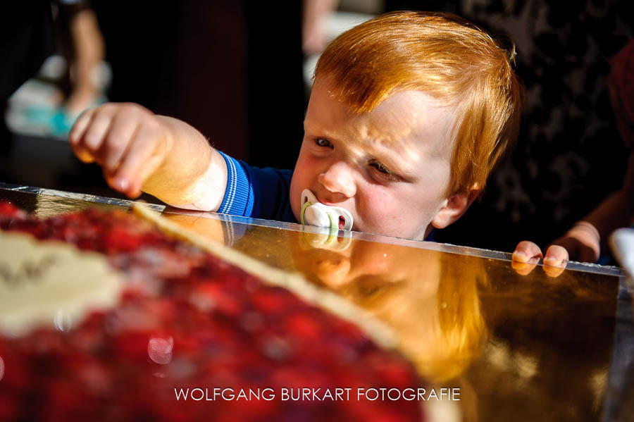 Hochzeitsreportage München, Kind am Kuchenbuffet