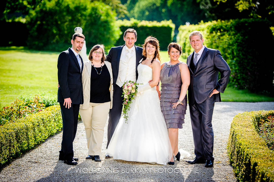 Hochzeits-Fotograf Erding, Gruppenbild mit Trauzeugen vor Schloß Aufhausen
