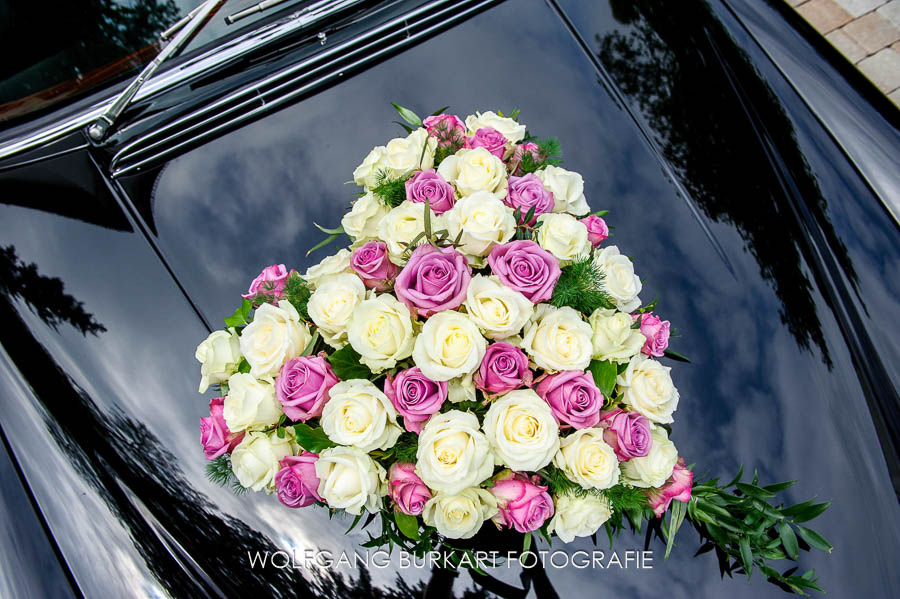 Hochzeits-Fotograf Chiemsee, Blumenschmuck am Auto