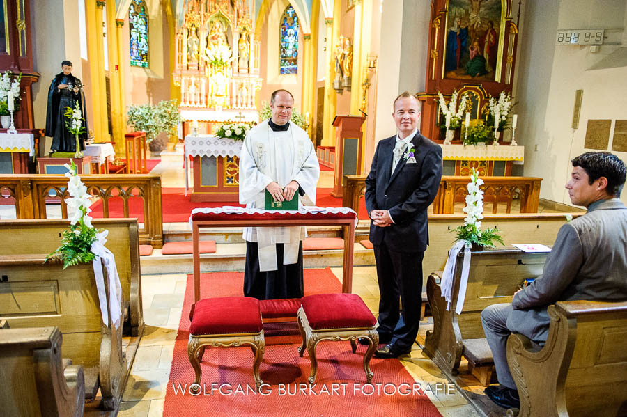 Hochzeit Fotograf München Pasing, wartender Bräutigam in der Kirche