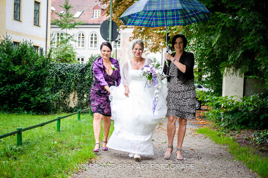 Hochzeit Fotograf München Pasing, Ankunft der Braut mit Regenschirm