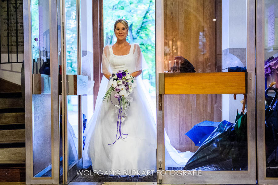 Hochzeit Fotograf München Pasing, Braut an der Pforte