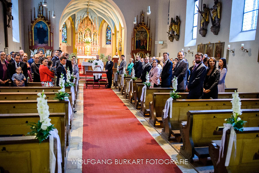 Hochzeit Fotograf München Pasing, Bräutigam und Hochzeitsgesellschaft warten auf die Braut