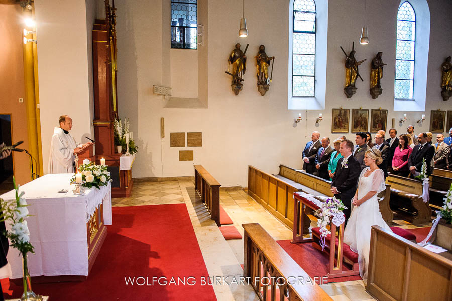 Hochzeit Fotograf München Pasing, Pfarrer und Brautpaar