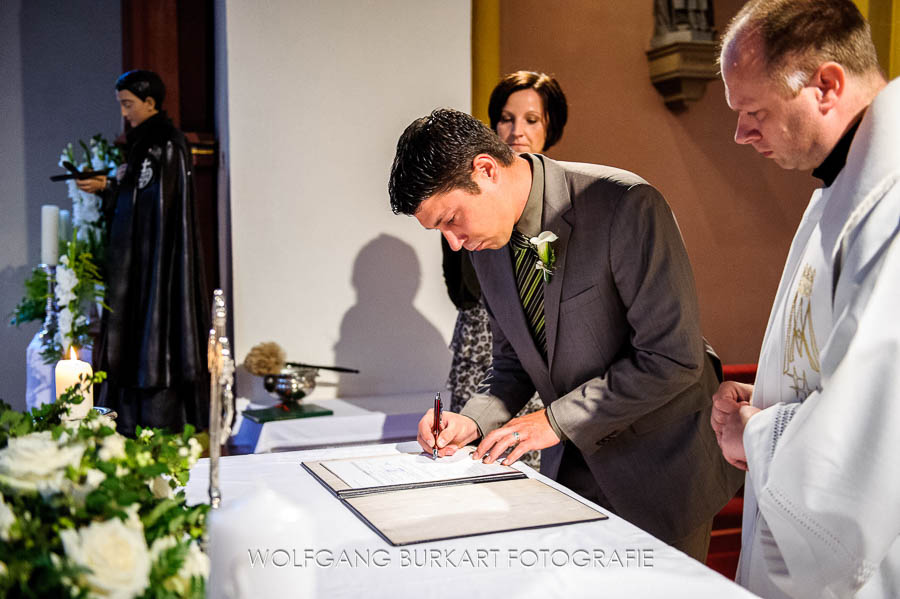 Hochzeit Foto-Reportage Pasing, kirchliche Trauung Unterschreiben Trauzeugen