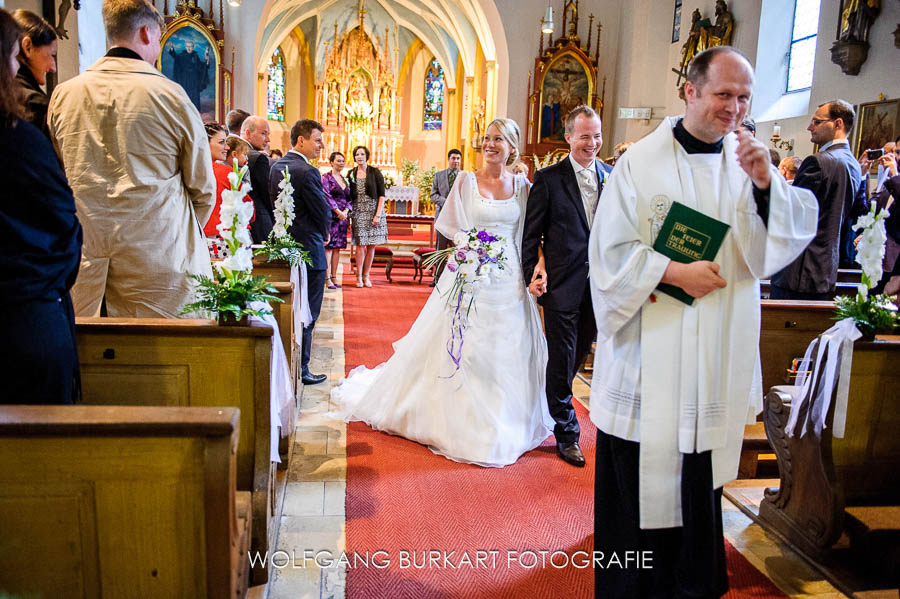 Hochzeit Foto-Reportage München Pasing, Auszug Brautpaar aus der Kirche