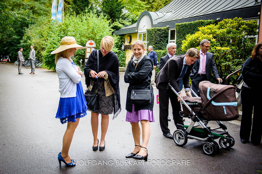 Hochzeitsfotograf Fotoreportage München , Hochzeitsgäste vor dem Seehaus