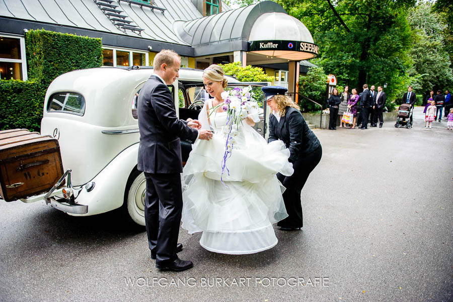 Hochzeitsfotograf Fotoreportage München , Hochzeitsauto Oldtimer Mercedes