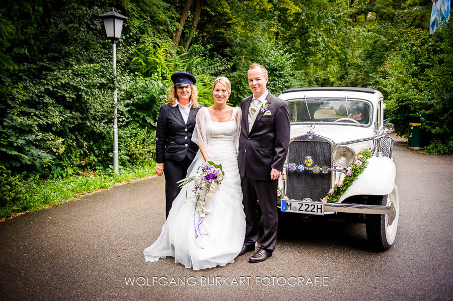 Hochzeitsfotograf Fotoreportage München , Hochzeitsauto Oldtimer mit Chauffeurin