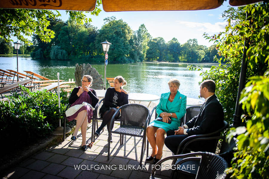 Hochzeitsfotograf München, Hochzeitsgäste auf Terrasse im Seehaus