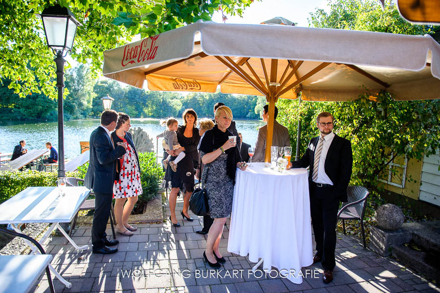 Hochzeitsfotograf Schwabing, Hochzeitsgäste auf der Terrasse im Seehaus