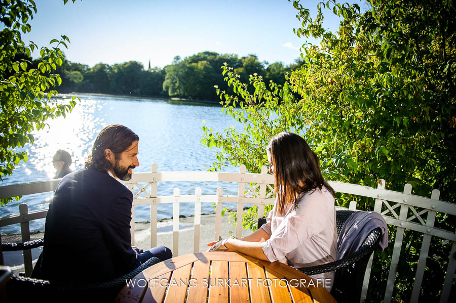 Hochzeitsfotograf München Schwabing, Hochzeitsgäste auf der Terrasse des Seehaus