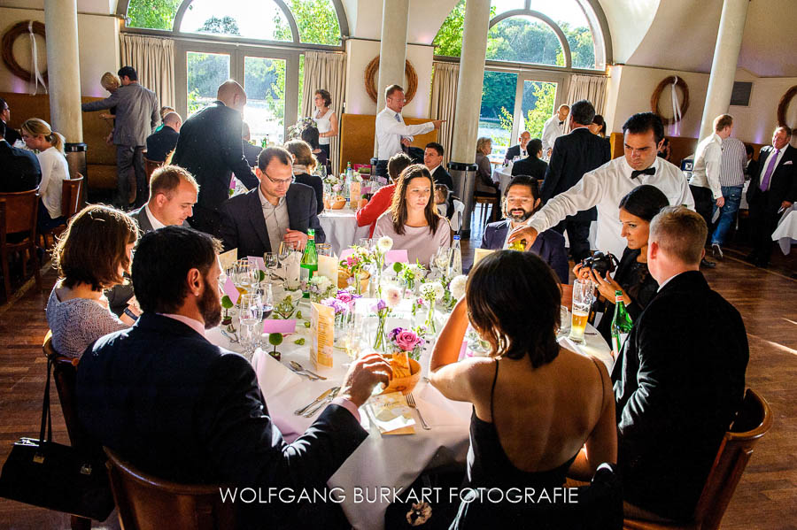Hochzeitsfotograf München Schwabing, Hochzeitsgäste im Festsaal im Seehaus