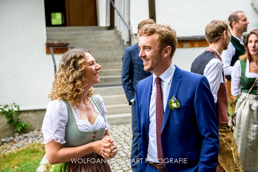 Hochzeits-Fotograf München, Bräutigam wartet vor der Kirche