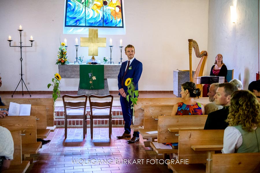 Bayrischzell Hochzeitsfotograf, Bräutigam wartet in der Kirche