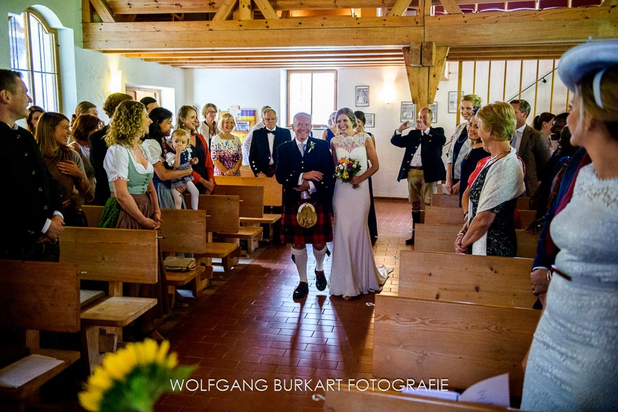 Bayrischzell Hochzeitsfotograf, Einzug der Braut mit Brautvater