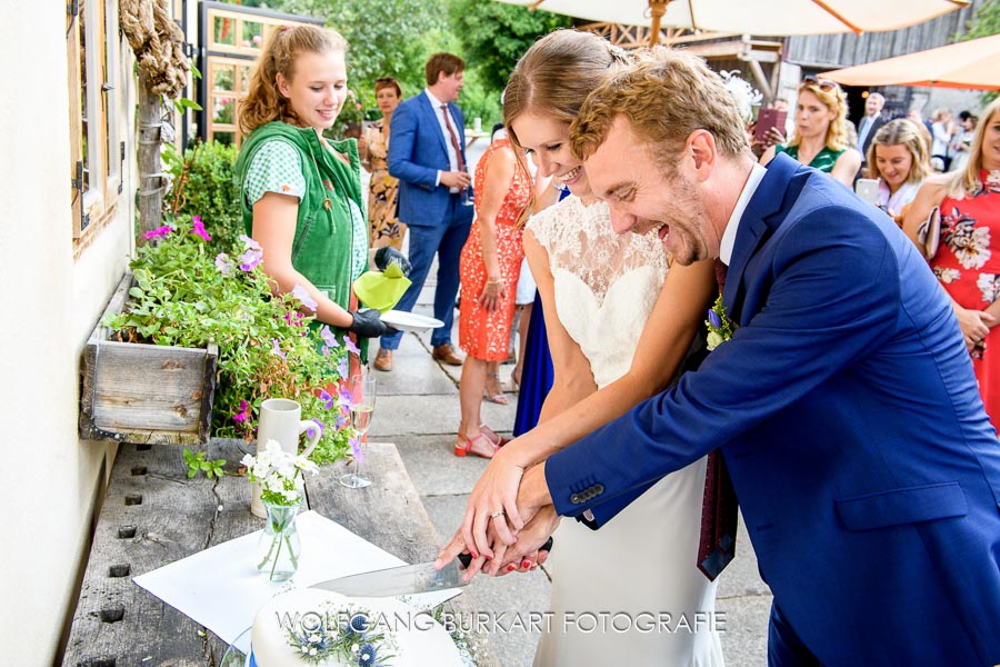 Hochzeits-Foto-Reportage Kuchen anschneiden Bayern