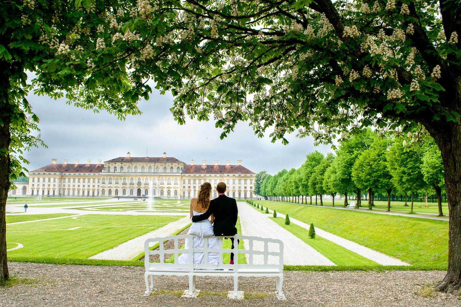 Hochzeitsfotograf München, Brautpaar-Foto im Schlossgarten Schleissheim