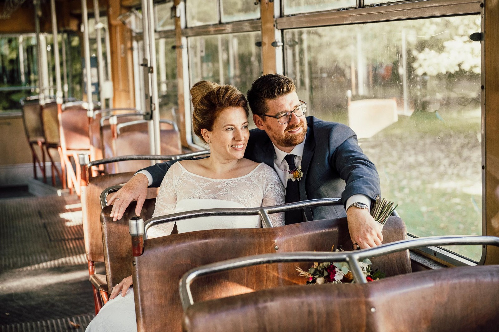 Hochzeitsfotografie München, Brautpaarfoto in der Tram in Straßlach bei Grünwald