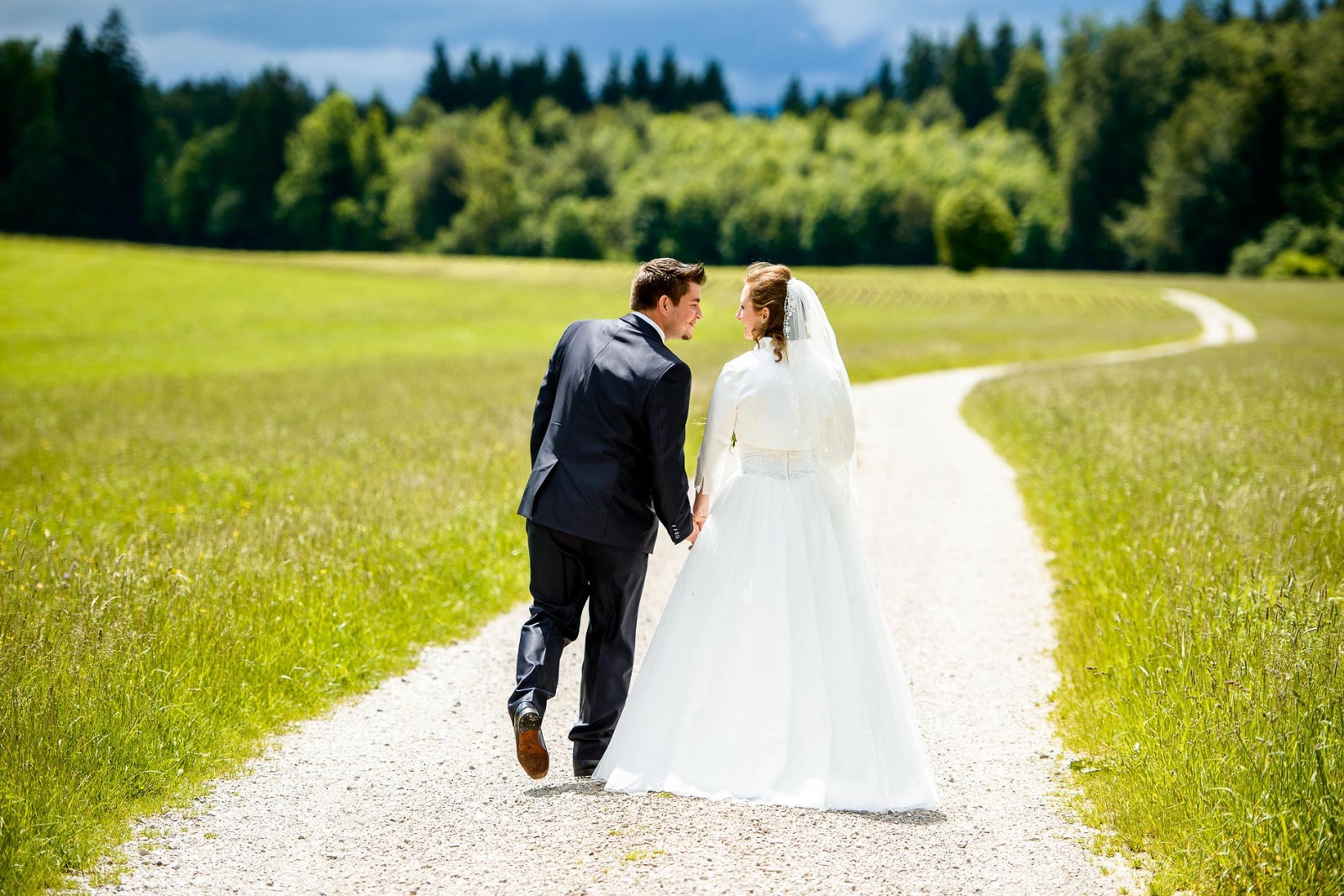 Hochzeitsfotograf Holzkirchen bei München, Brautpaarfoto auf dem Feldweg