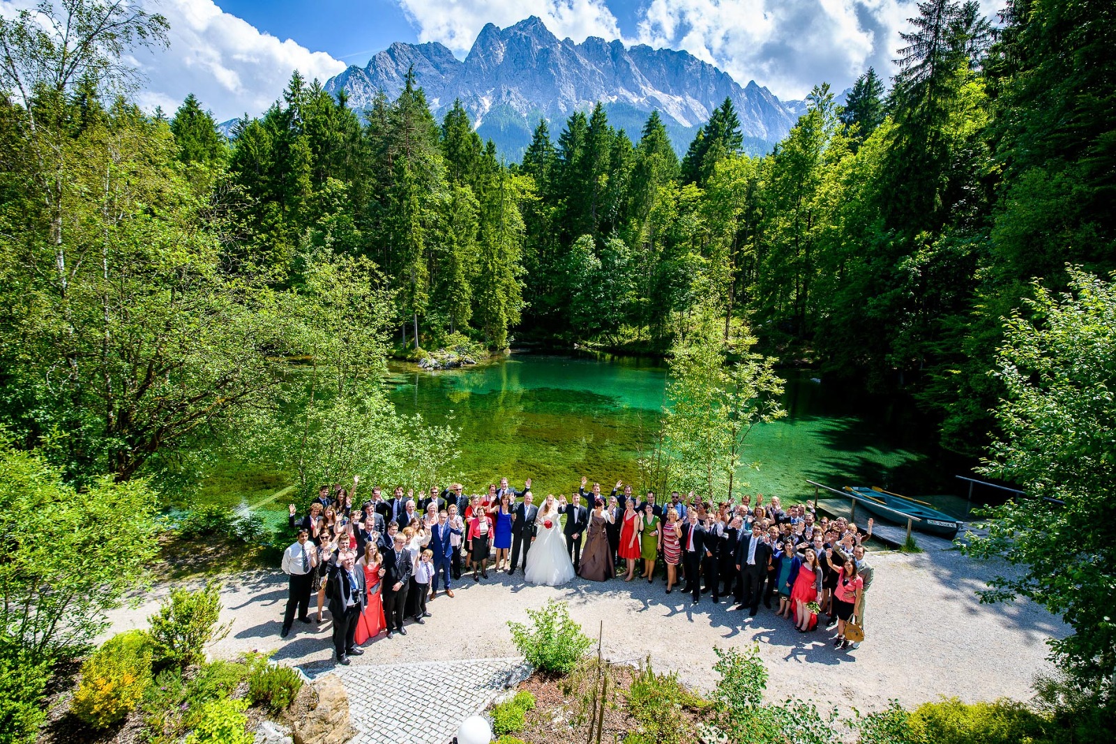 Hochzeitsfotograf aus München in Garmisch Partenkirchen, Gruppenfoto am Badersee bei Grainau