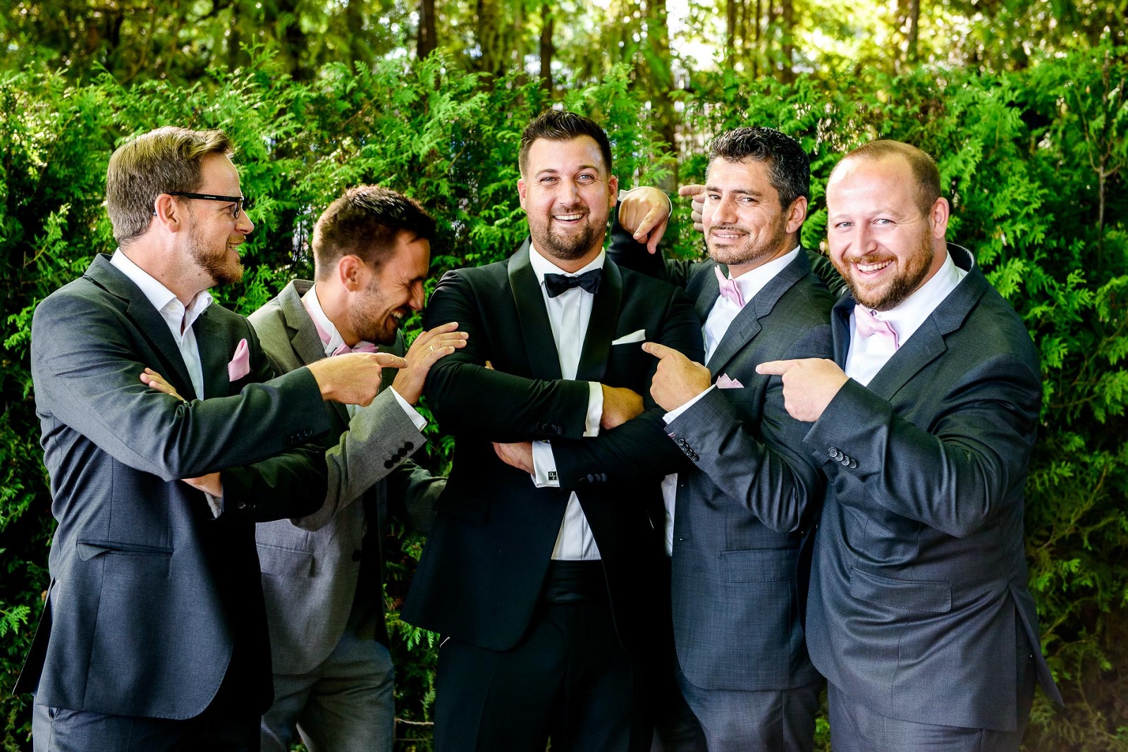 Hochzeitsfotograf München, Bräutigam mit best man bei einer Hochzeit in Stegen am Ammersee