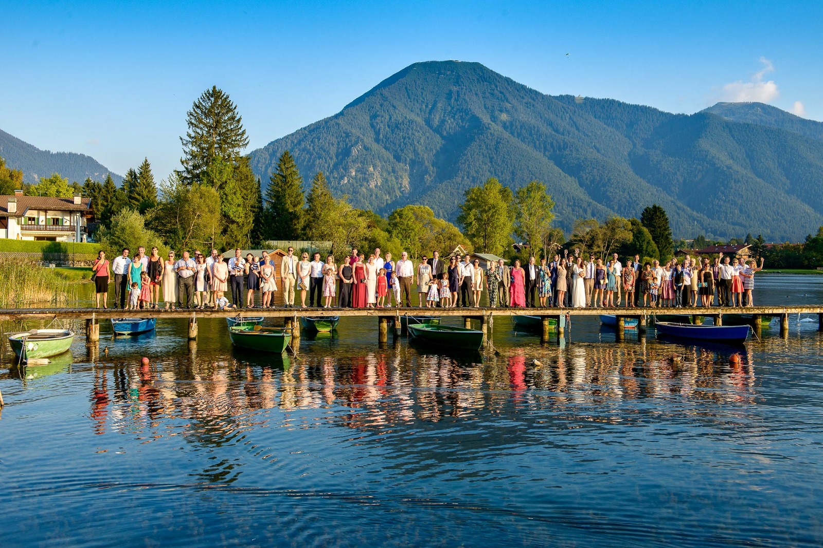 Hochzeitsfotograf aus München am Tegernsee, Gruppenfoto auf dem Steg am See