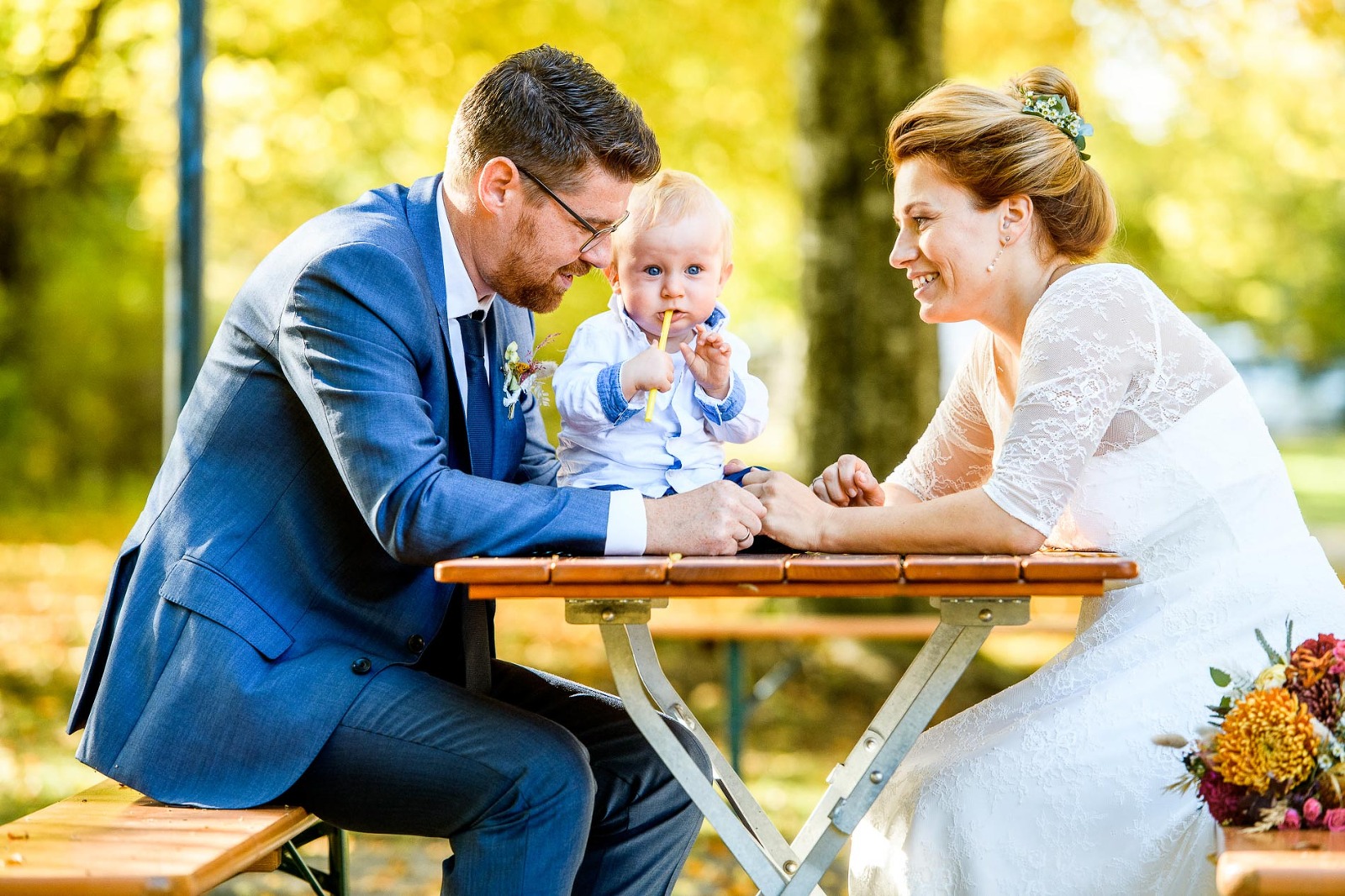 Hochzeitsfotograf München, Brautpaar mit Kind bei Hochzeit in Strasslach bei Grünwald