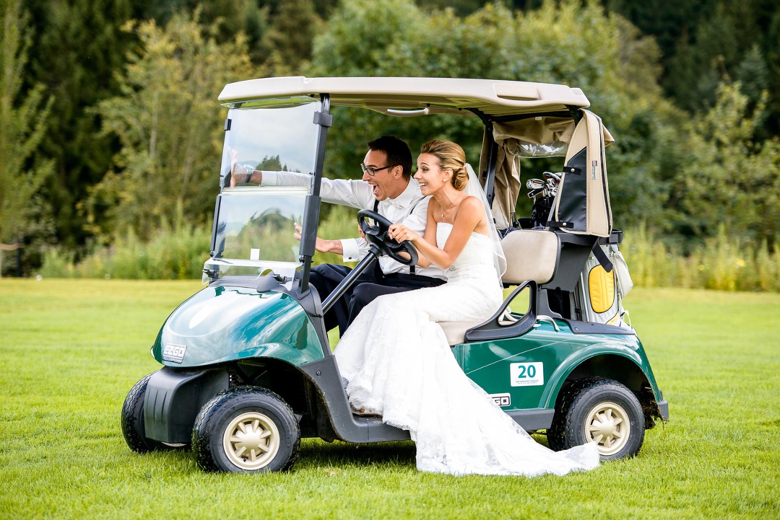 Fotograf München Hochzeit, Brautpaar im Golfwagen auf Golfplatz am Tegernsee