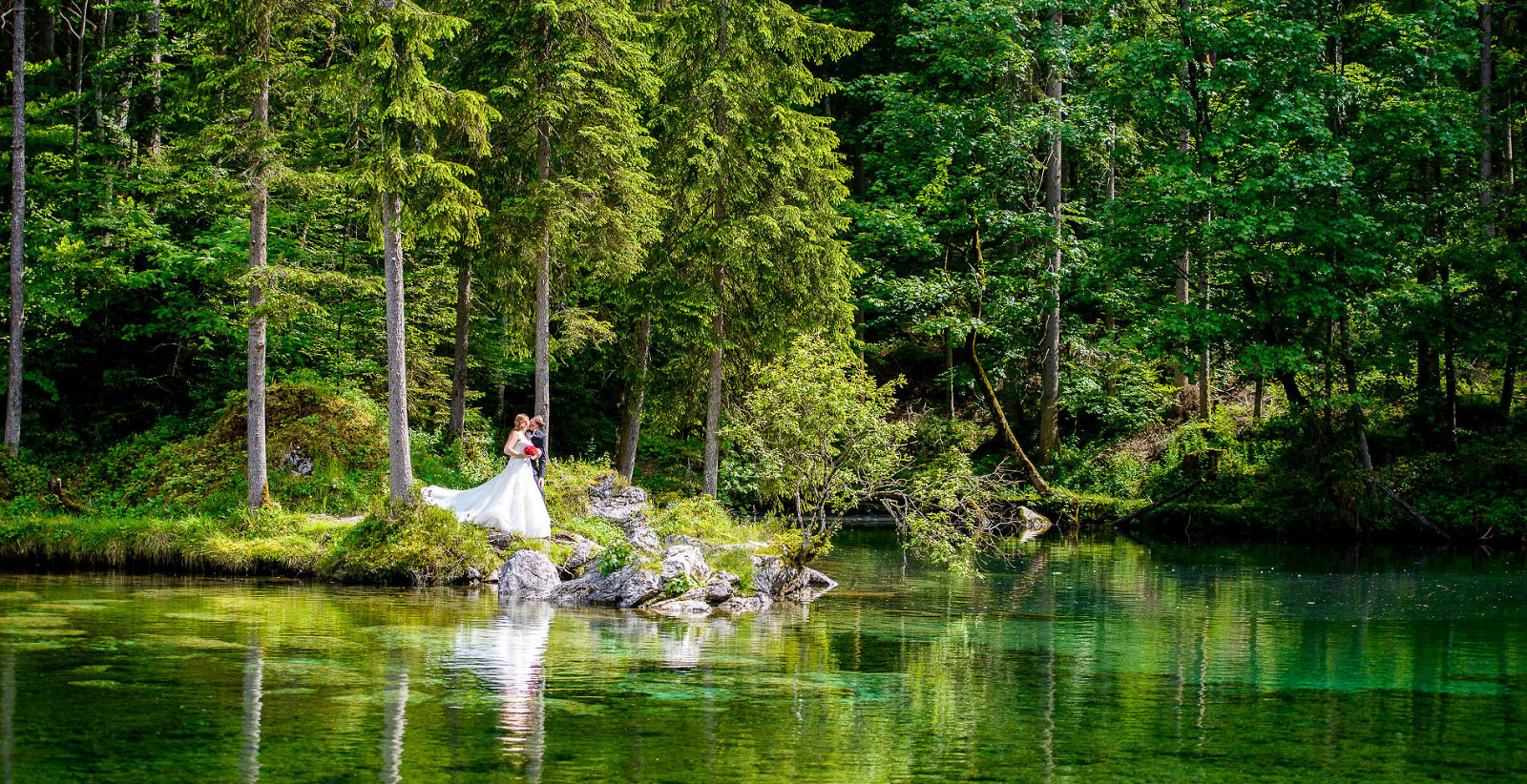 Hochzeitsfoto von Brautpaar am Badersee von Hochzeitsfotograf aus München