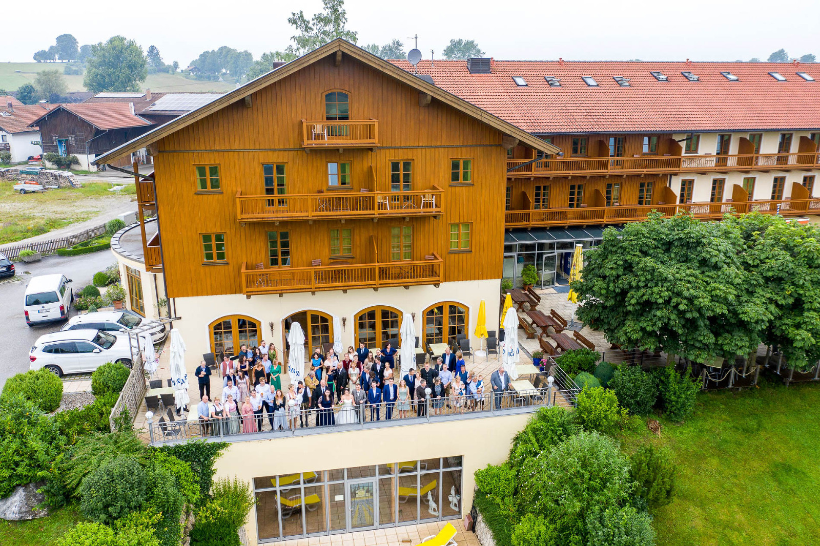 Gruppenbild von oben bei einer Hochzeit in Bayern, Aufnahme mit einer Drohne