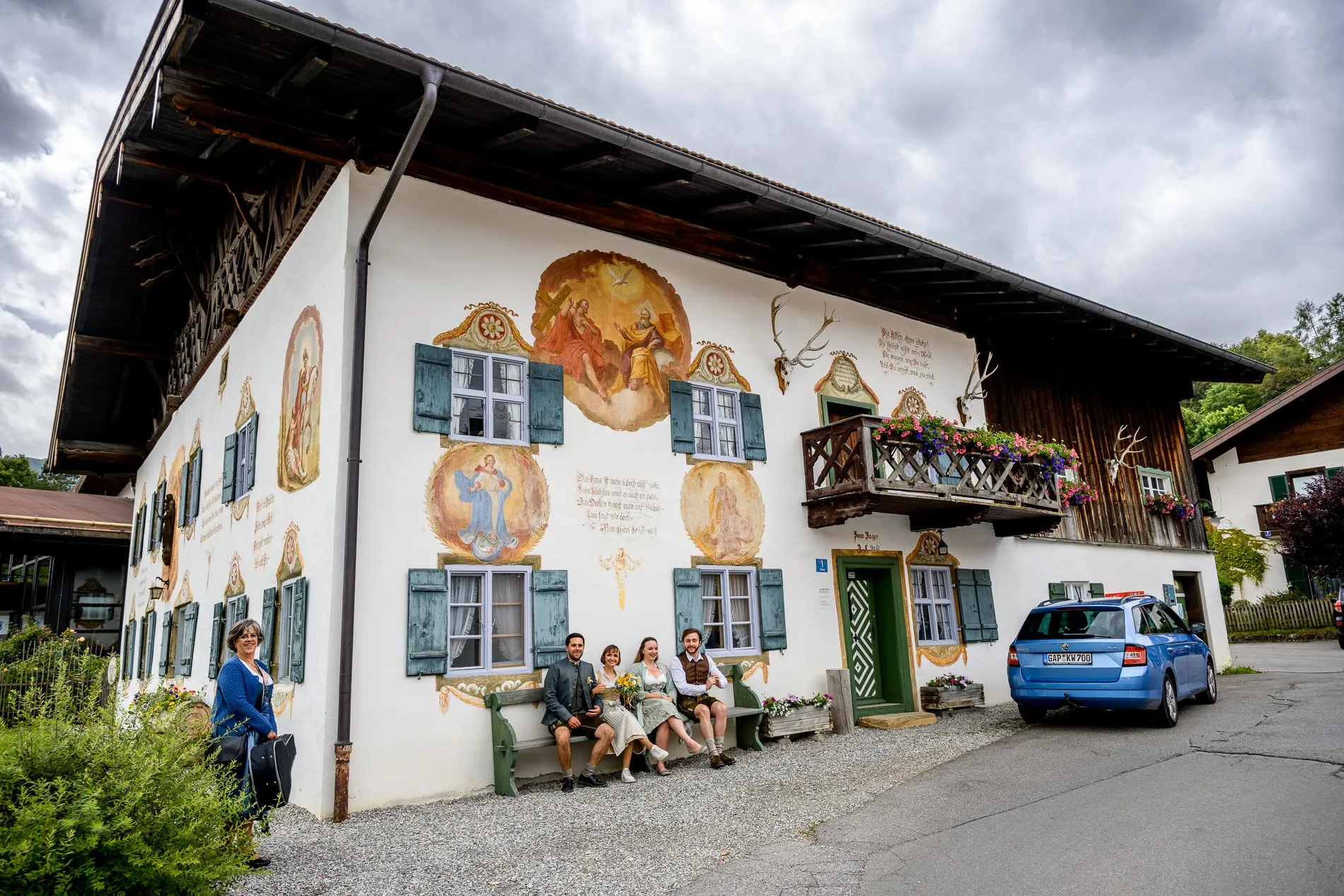 Standesamtliche Trauung auf altem Bauernhof in Bad Kohlgrub, Bayern – Hochzeitsreportage-Foto.