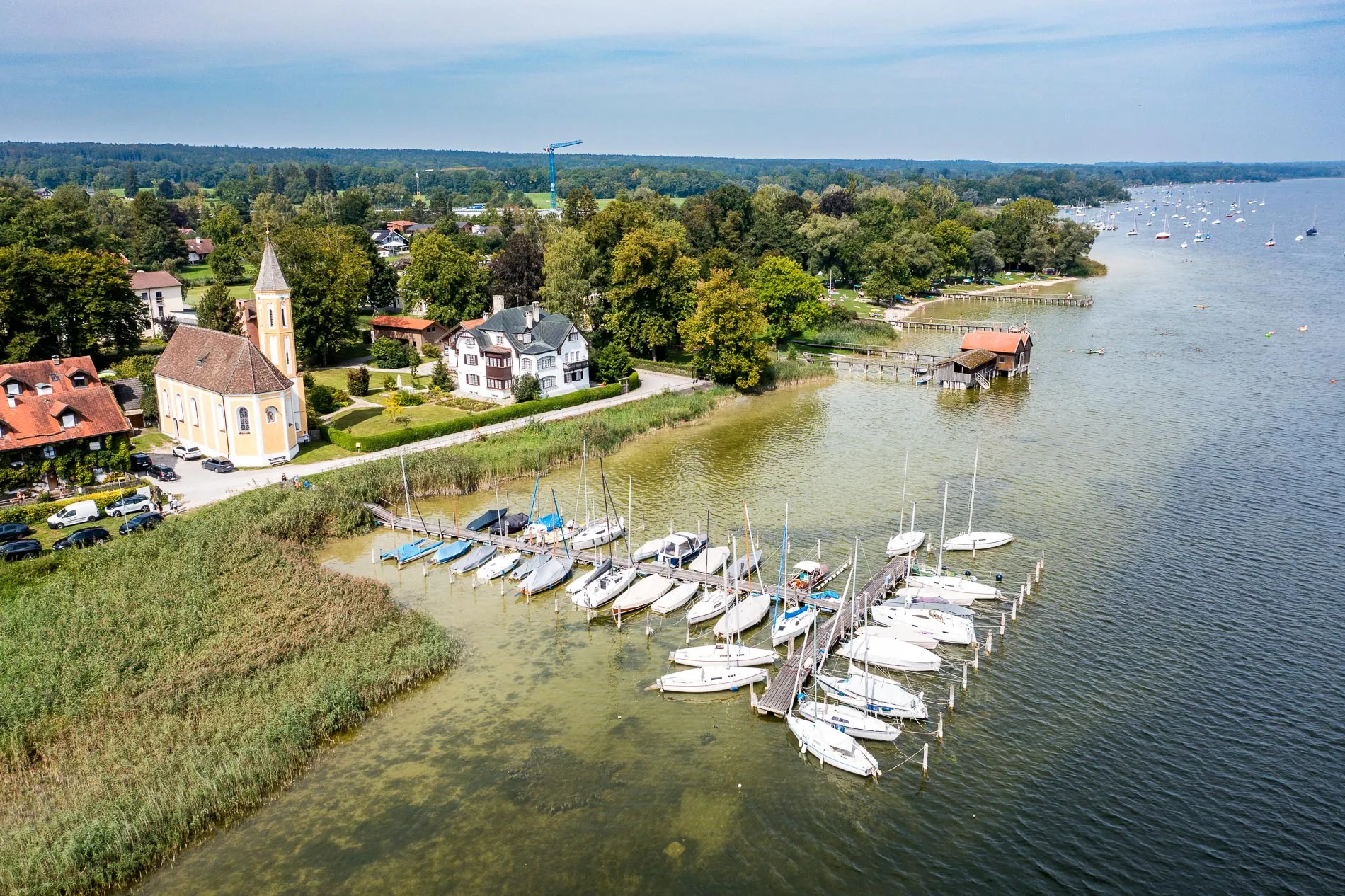 Kirchliche Trauung in St. Alban, Diessen am Ammersee: Romantik pur am Seeufer für unvergessliche Hochzeitserinnerungen. Drohnenfoto