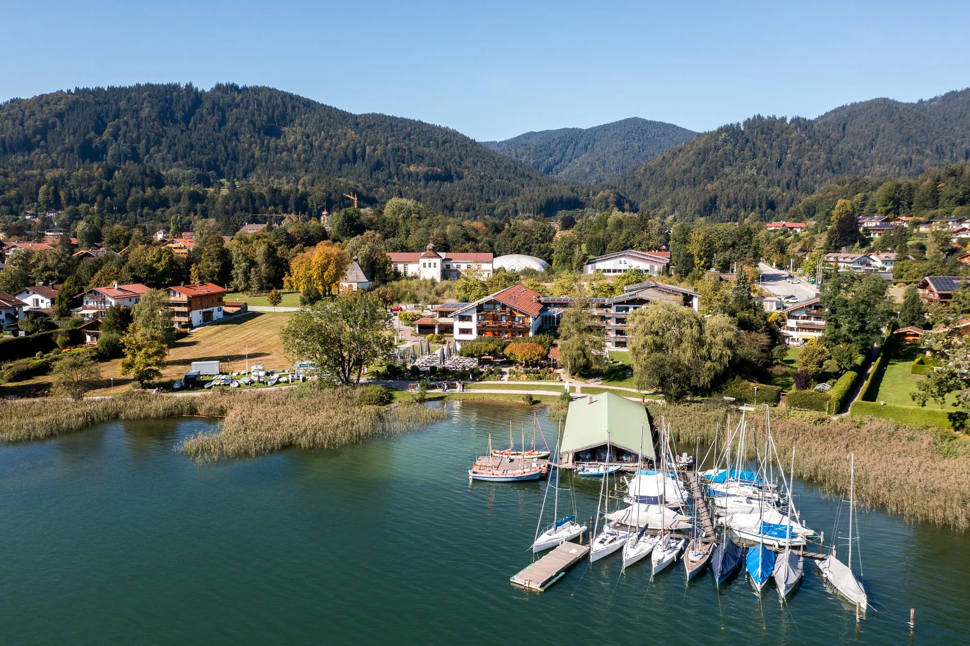 Brautpaar-Shooting am Tegernsee in Bad Wiessee, romantische Kulisse mit Bergen und See im Hintergrund.