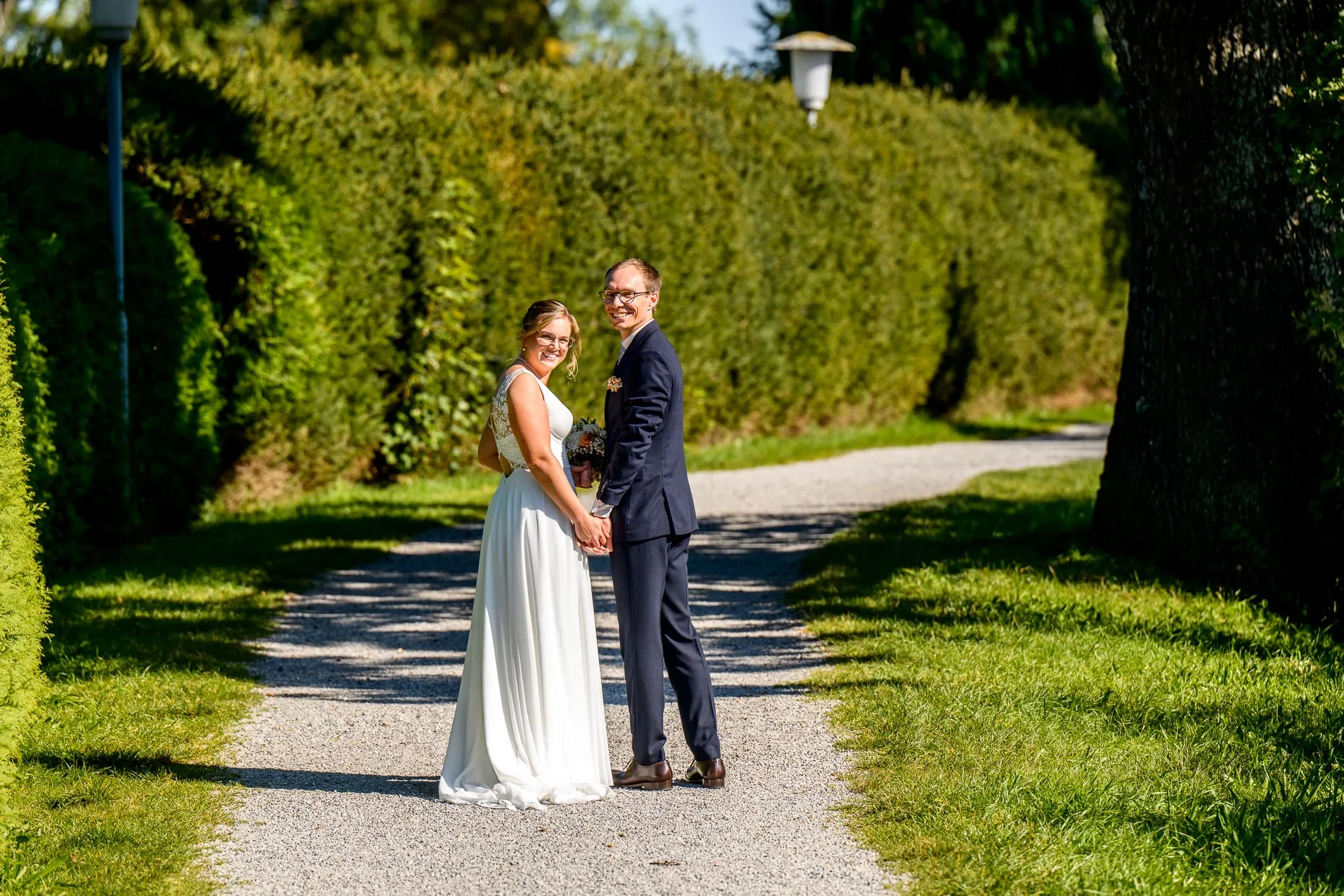 Brautpaar-Shooting in Bad Wiessee am Tegernsee, romantische Hochzeit im Grünen, glücklich lächelndes Paar.