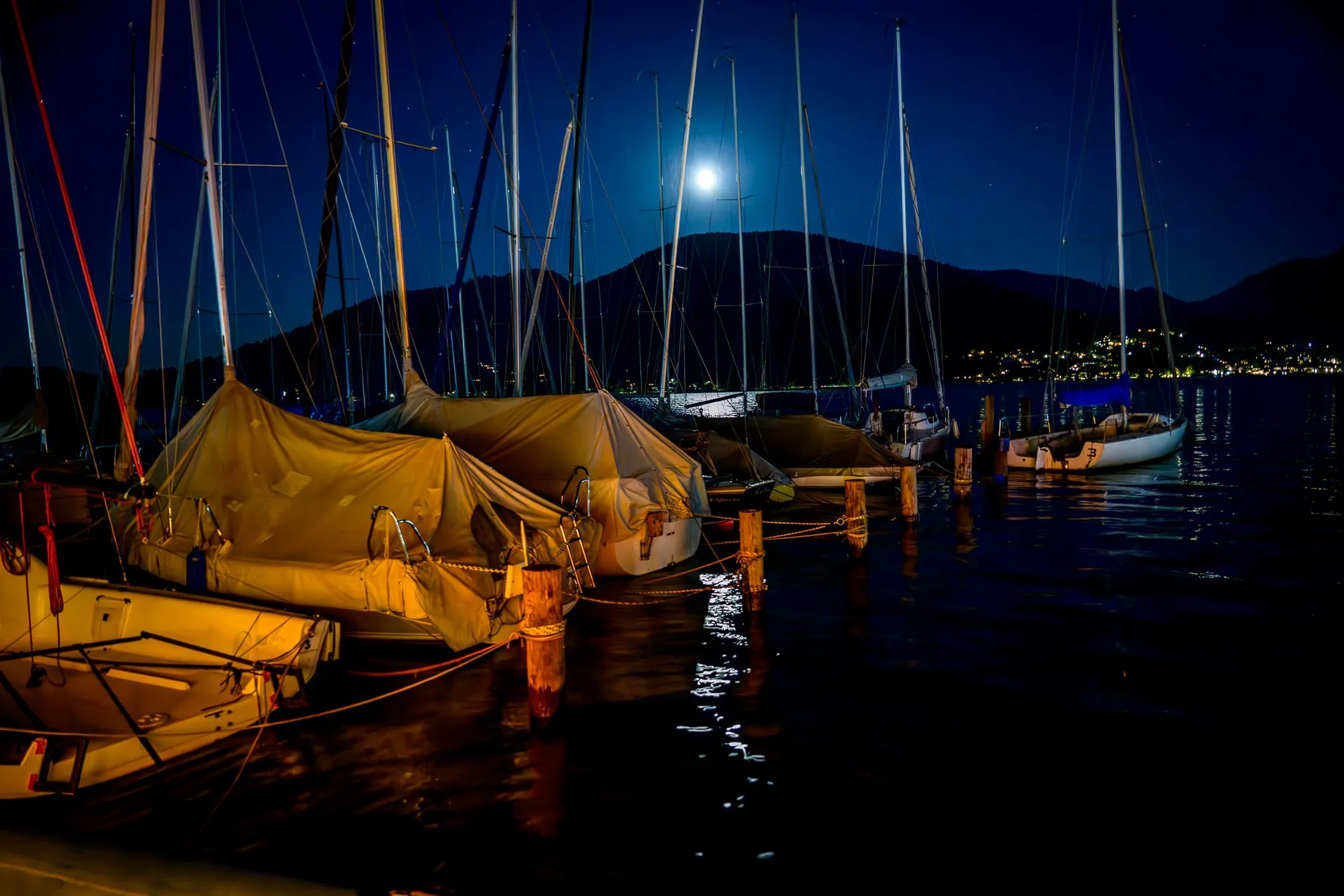 Mondlicht über Bootshaus bei Hochzeitsfeier im Terrassenhof Bad Wiessee am Abend.