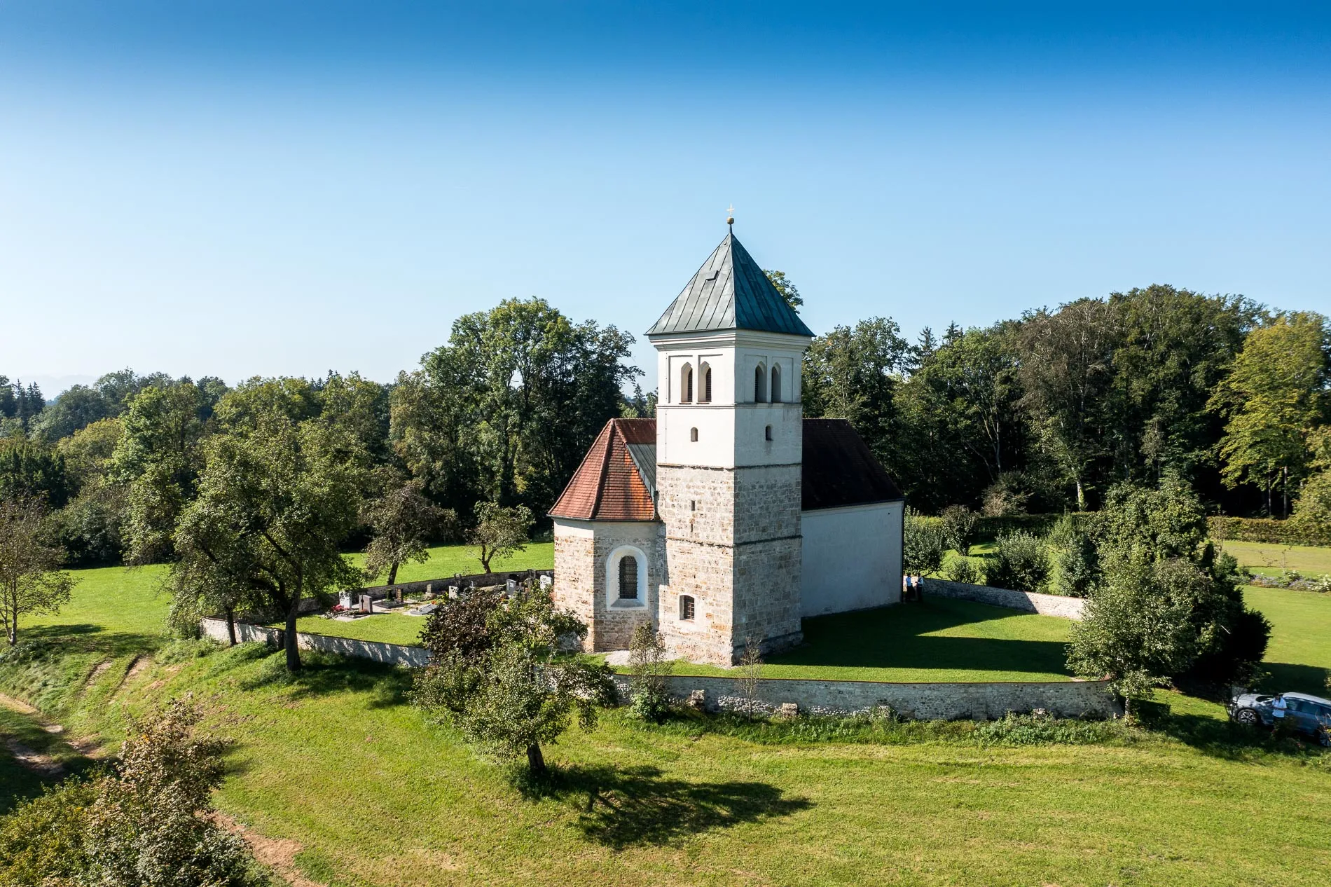 Kirchliche Trauung in St. Margaretha, Pfaffing, Ebersberg – romantische Hochzeitsfotografie im Grünen.